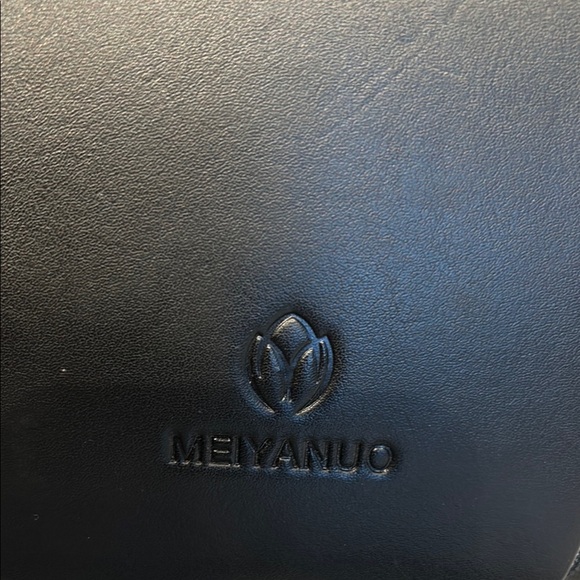 🔥🔥🔥Compact Black Messenger Bag with Adjustable Strap and Minimalist Design - Picture 3 of 10